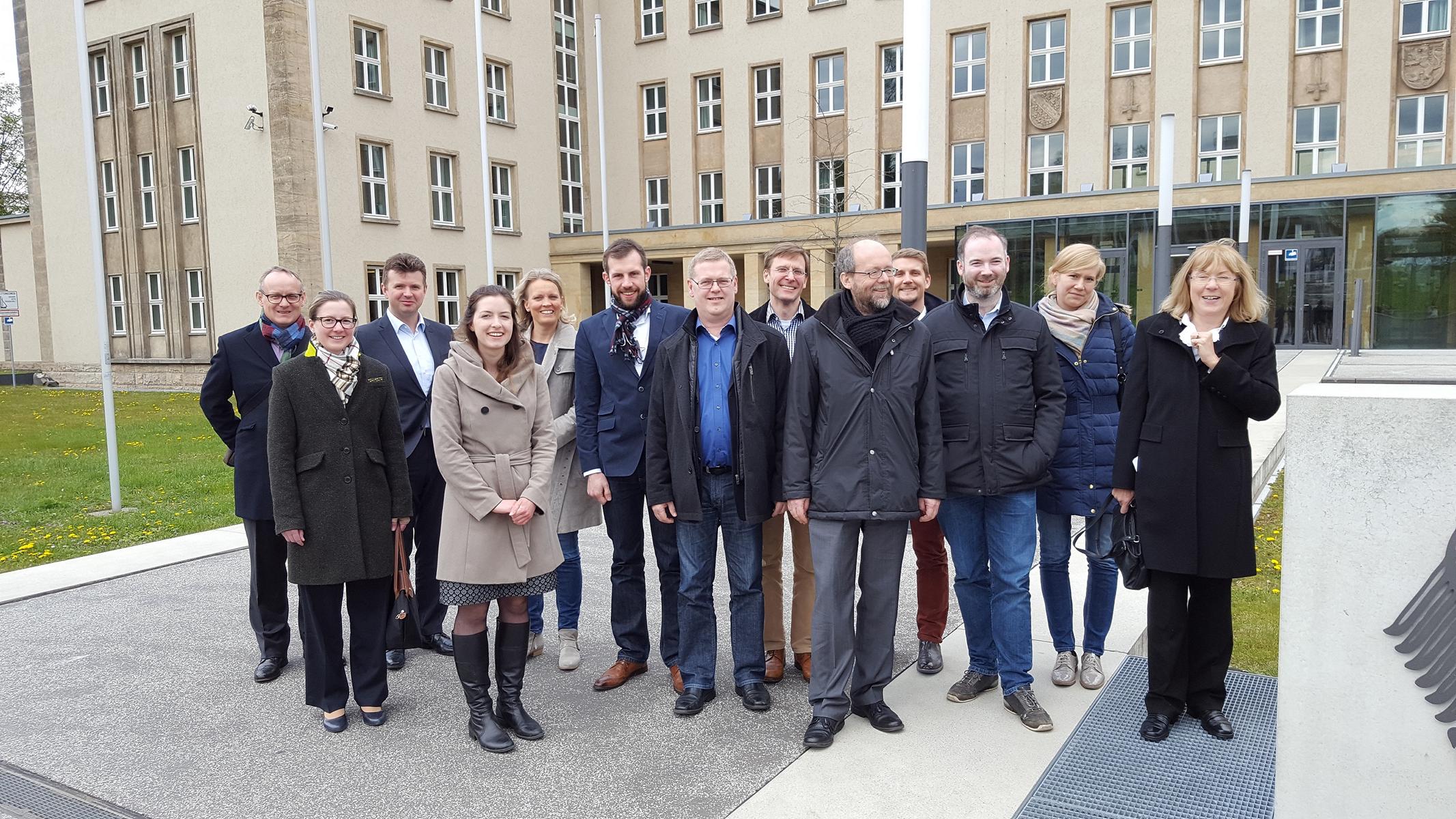 Teilnehmer des Seminars vor dem Bundessozialgericht in Kassel